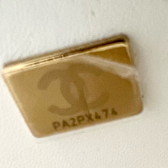 Chanel white caviar maxi flap bag champagne gold hardware with box and receipt - Picture 15 of 16